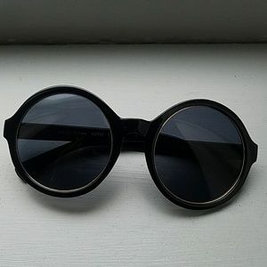 Black round vintage style oversized sunglasses